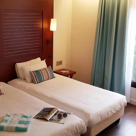 Отель Les Jardins De